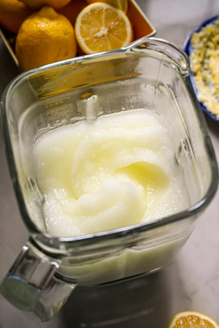 fryst limoncello cocktailblandning i mixer efter mixning.