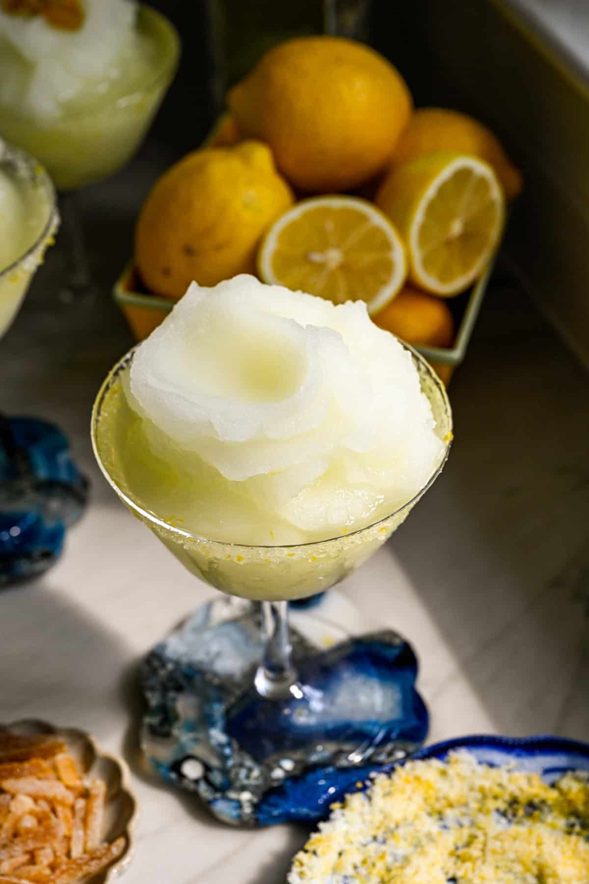 närbild av frusen limoncellococktail i ett coupeglas.