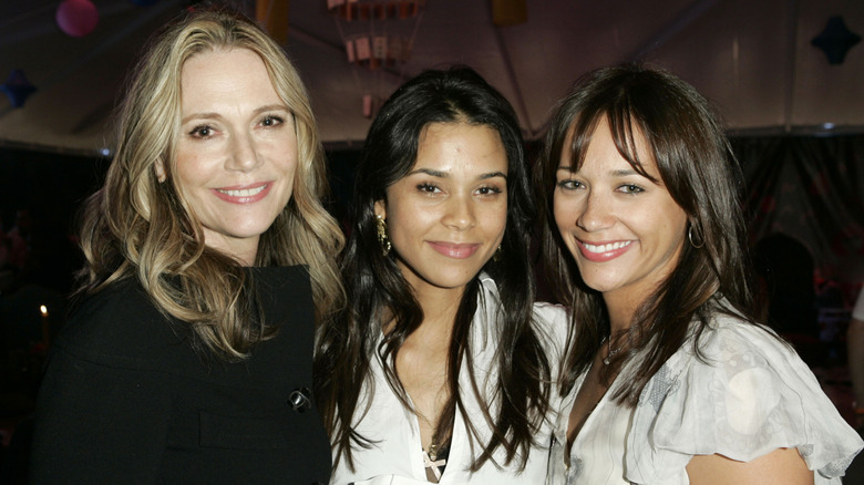 Peggy Lipton, Kidada Jones och Rashida Jones ler.