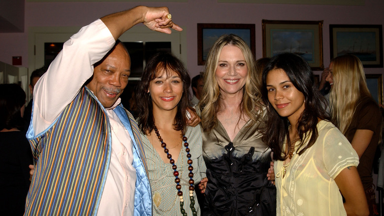 Quincy Jones, Rashida Jones, Peggy Lipton och Kidada Jones poserar tillsammans.