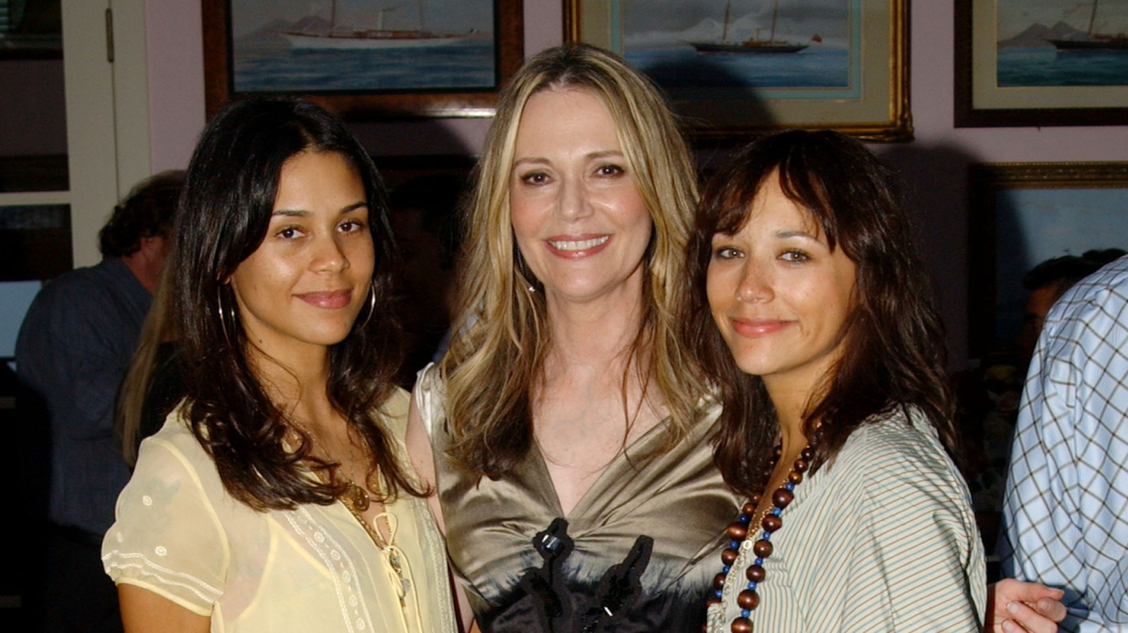 6 söta bilder av Mod Squad-stjärnan Peggy Lipton med döttrarna Kidada och Rashida Jones