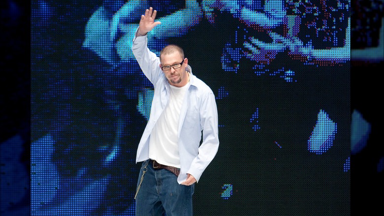 Alexander McQueen efter en show under Paris Fashion Week 2009.
