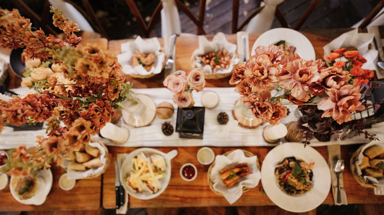 Dukning med mat och blommor