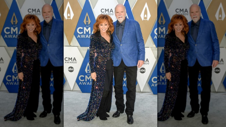 Reba McEntire och Rex Linn vid CMA 2020