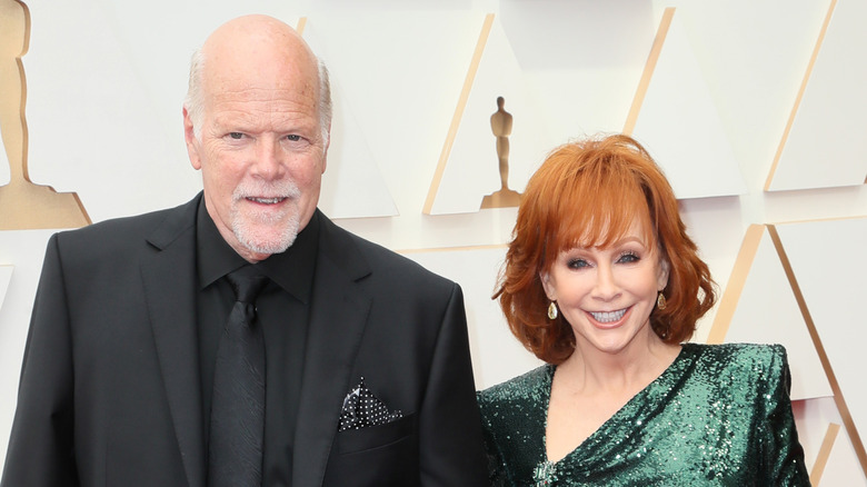 Reba McEntire och Rex Linn poserar på Oscarsgalan 2022