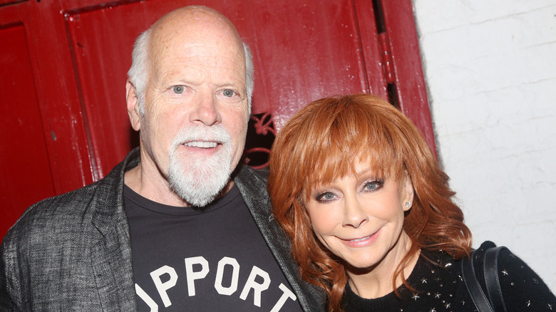 Reba McEntire och Rex Linn poserar tillsammans