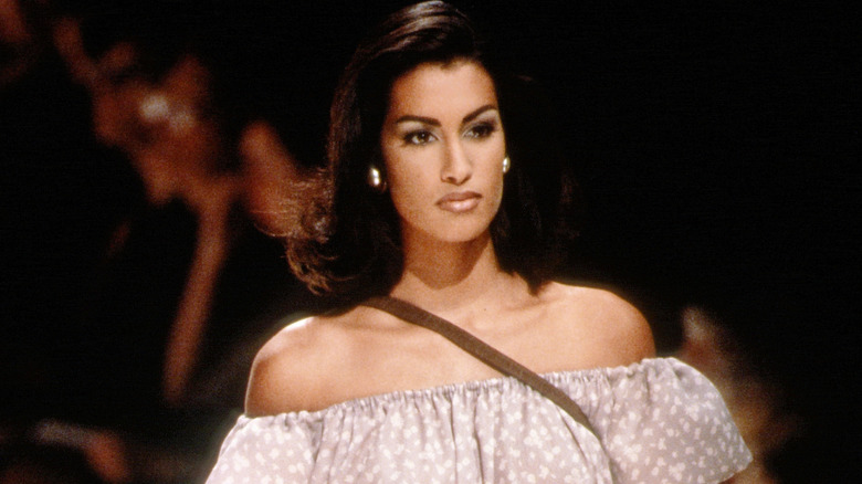 Yasmeen Ghauri går på Armani-banan 1992