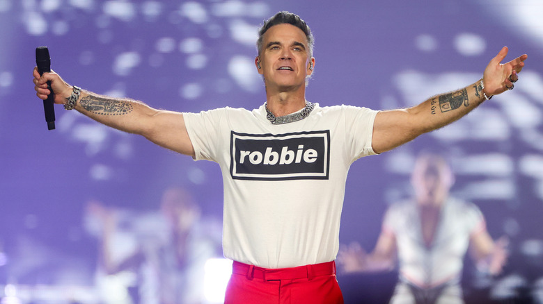 Robbie Williams uppträder