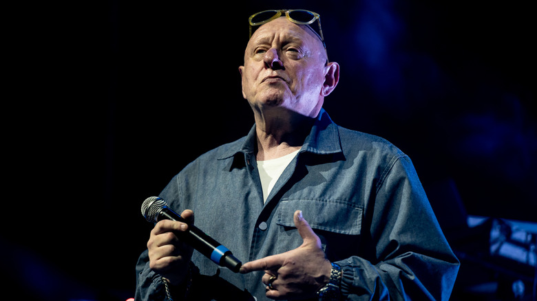 Shaun Ryder håller i en mikrofon