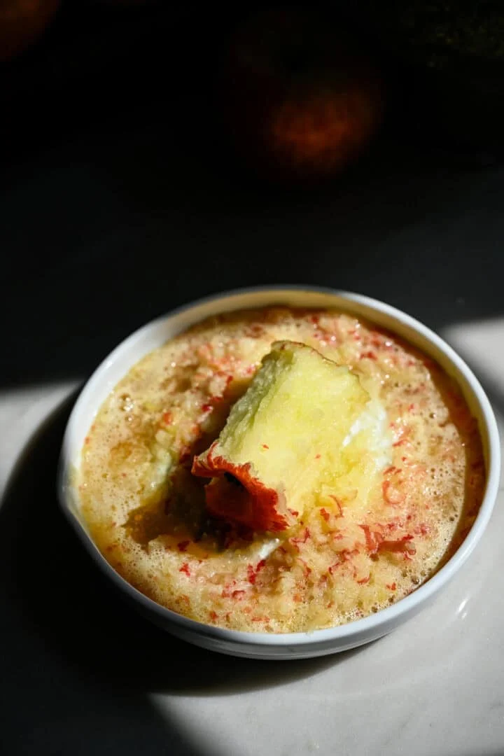 Ovanifrån av rivet äpple.