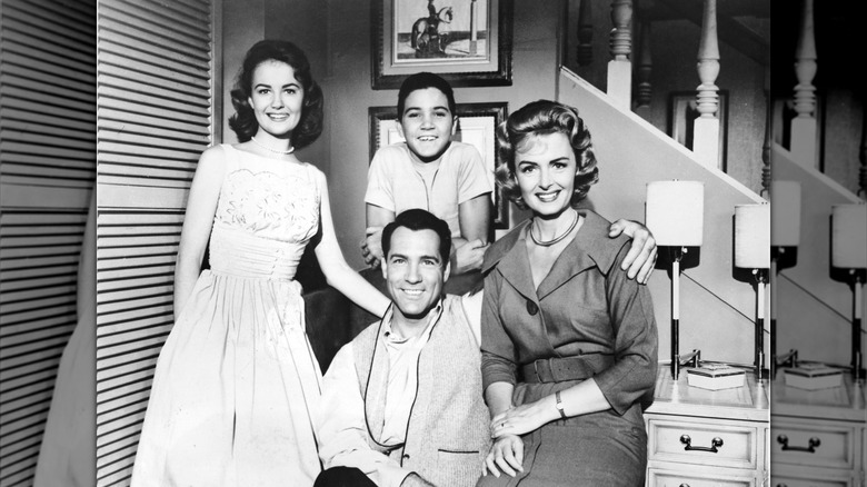 Shelley Fabares i en ljus klänning, Paul Peterson, Carl Betz och Donna Reed för 