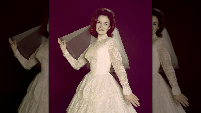 Shelley Fabares poserar i en spetsbröllopsklänning med kort slöja för ett porträtt från 1965.