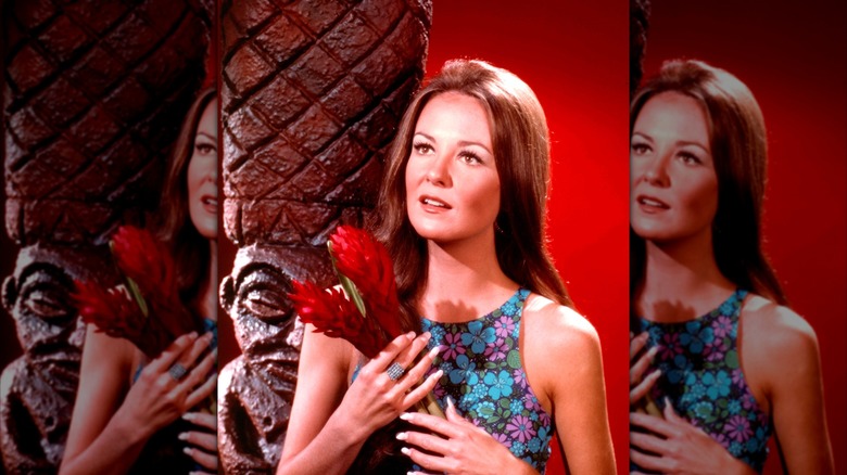 Shelley Fabares poserar i en blommig klänning med ingefära blommor i ett porträtt cirka 1965.