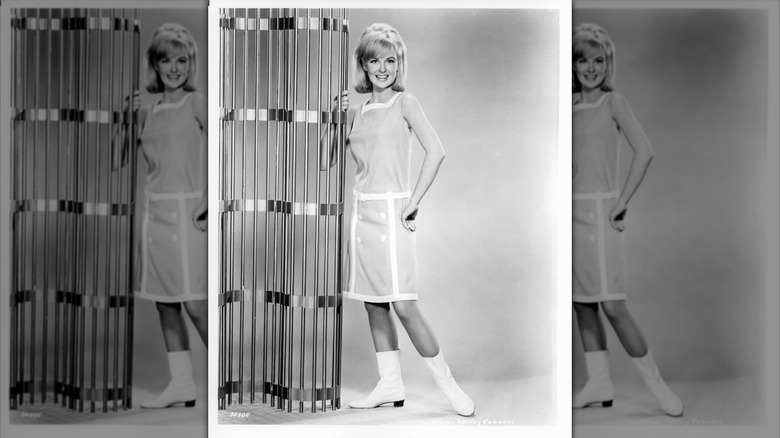 Shelley Fabares poserar slentrianmässigt i ett promoskott för 
