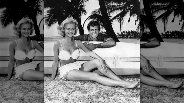 Shelley Fabares i vit bikini och Fabian poserar bredvid en surfbräda på ett reklamfoto för 