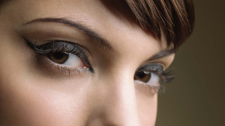 Närbild av en kvinnas ögon, inramade av mörk eyeliner, tittar in i kameran.