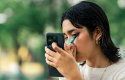 Tips och knep som gör det enkelt att applicera eyeliner på ögon med huva