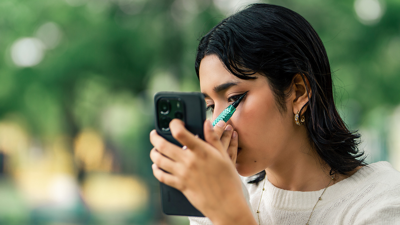 Tips och knep som gör det enkelt att applicera eyeliner på ögon med huva