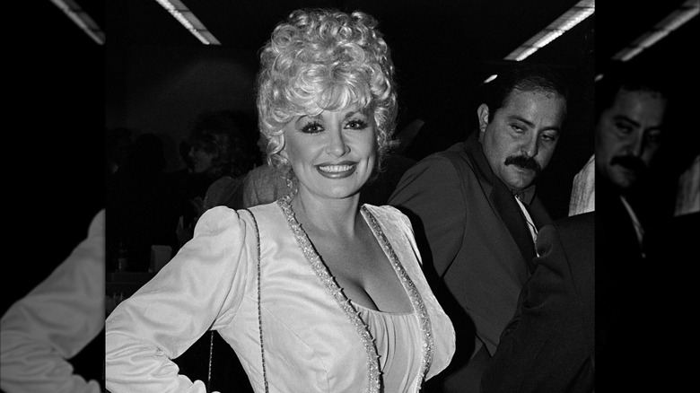 Dolly Parton 1984 klädd i en vit outfit.