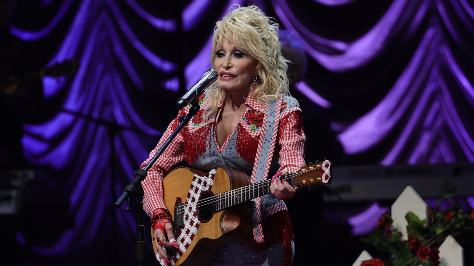 Dagens citat av Dolly Parton: "Du behöver inte vara en häftig skönhet för att..."