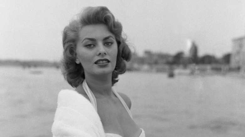 Sophia Loren fotograferad på en vattentaxi