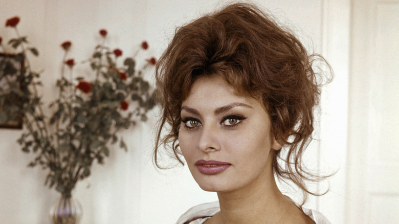 Sophia Loren klädd i en lågt skuren vit klänning