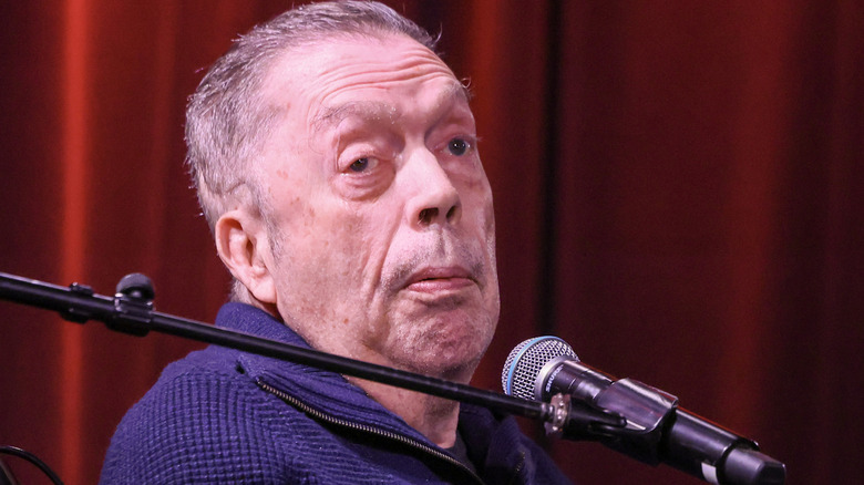 Tim Curry framför en mikrofon