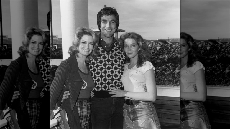 Deidre Hall (vänster) ler iförd kofta bredvid Tom Selleck (mitten) och Jaime Lyn Bauer (höger)