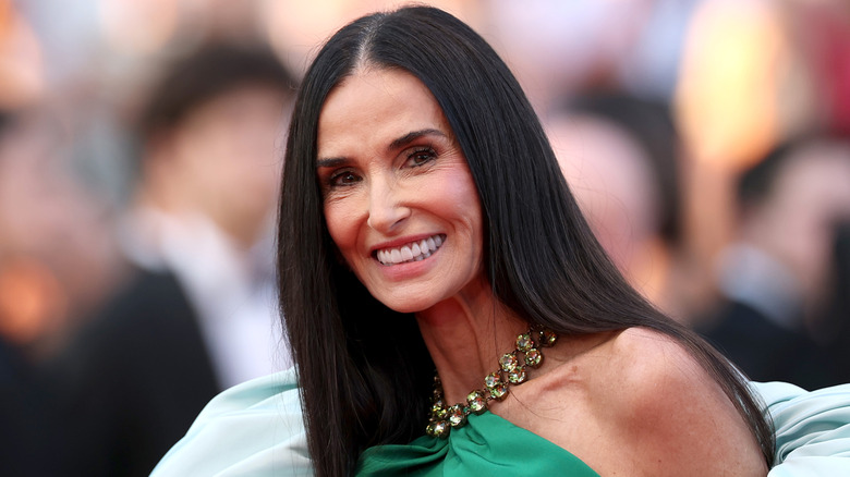 Demi Moore poserar i en grön klänning med en juvelprydd halsringning 2026.