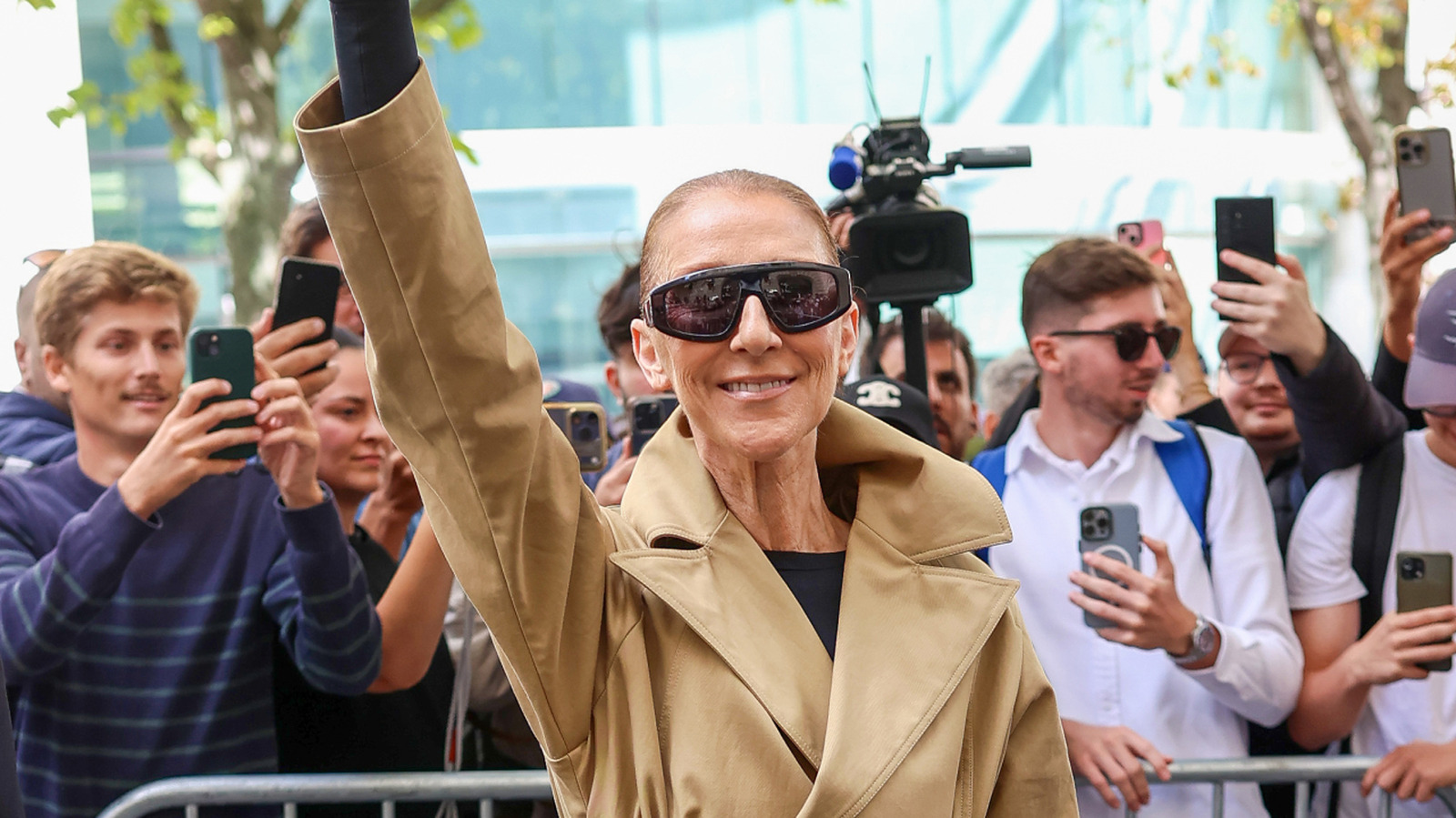 Céline Dion, 58, påminner oss om att ingen gör streetstyle som hon i chic beige trenchcoat