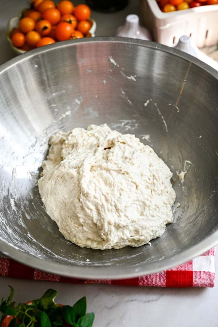 focacciadeg i en skål av rostfritt stål.
