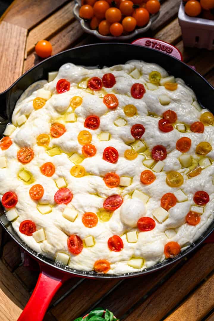 tomatfocaccia i stekpanna innan gräddning.