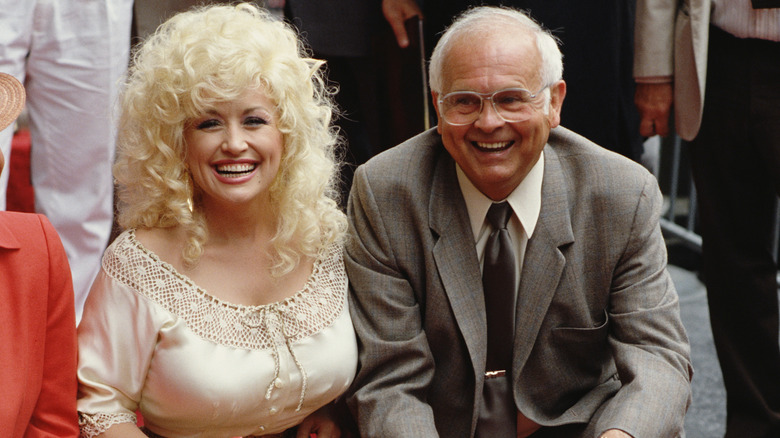 Dolly Parton på Hollywood Walk of Fame 1984 under sin stjärnceremoni.