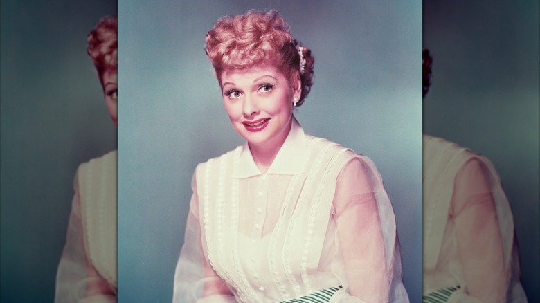 Ett färgat studioporträtt av Lucille Ball 1955.