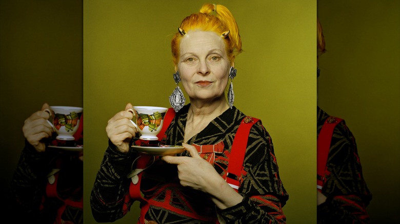 Ett porträtt av Vivienne Westwood som håller i en kopp cirka 2005.