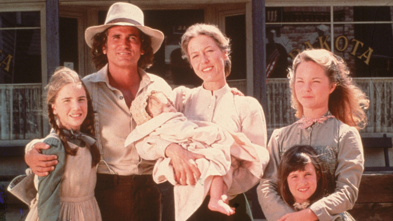 Familjen Ingalls poserar tillsammans på originalet 