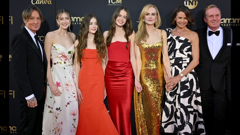 Nicole Kidman med döttrarna Sunday Rose och Faith Margaret Kidman-Urban i april 2024
