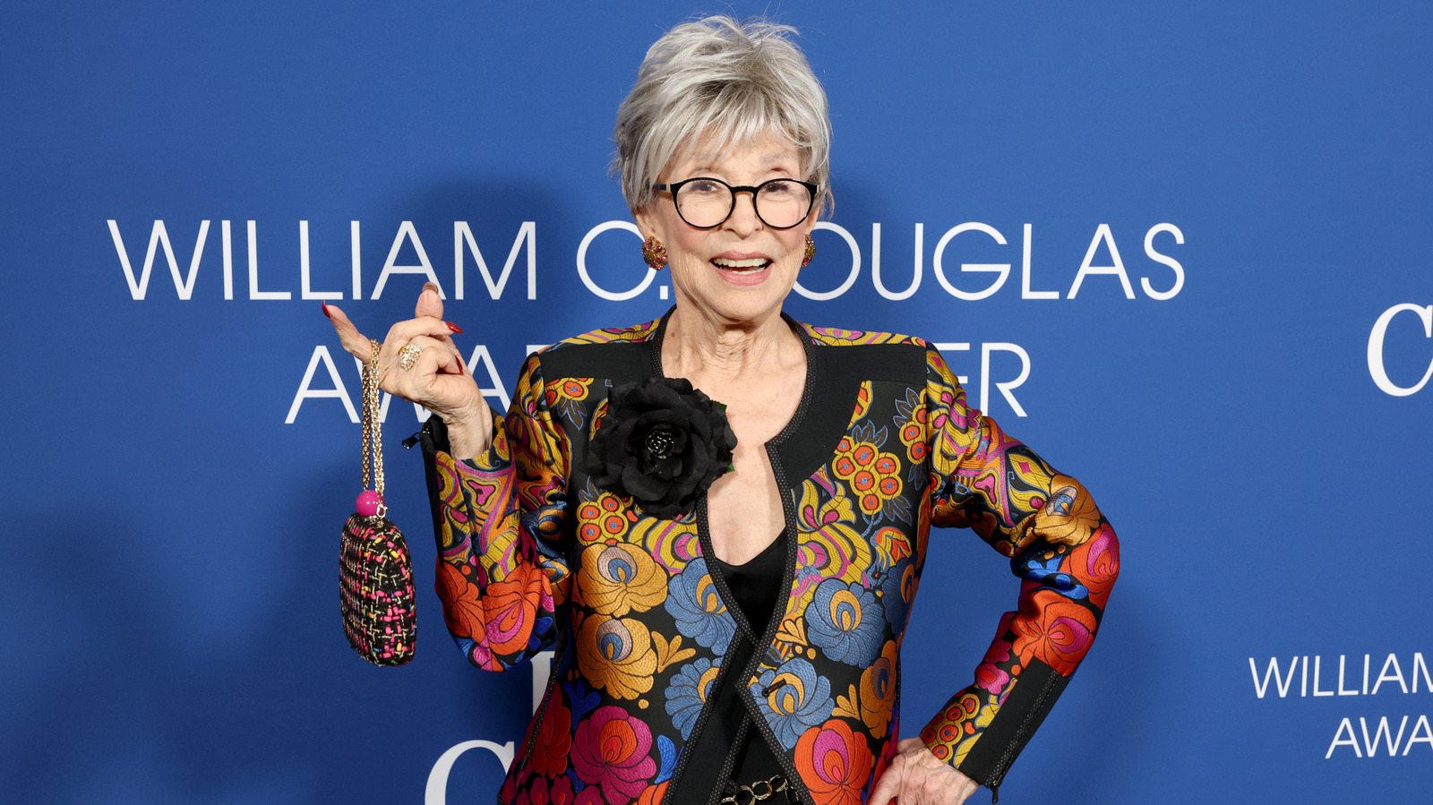 Dagens citat av Rita Moreno: "Det är genom konsten som vi kommer att segra och vi kommer..."