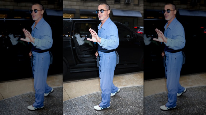 Brad Pitt pratar med reportrar innan han hoppar in i en bil i Midtown