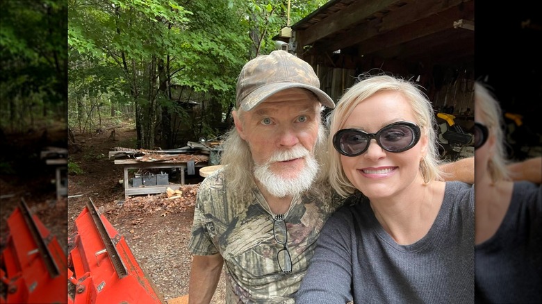 Danielle Parton poserar för en selfie med en släkting.