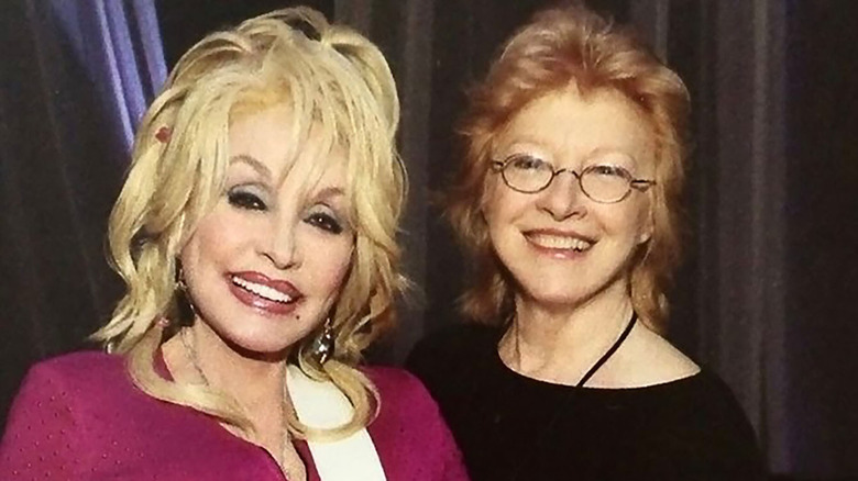 Dolly Parton och Judy Ogle ler