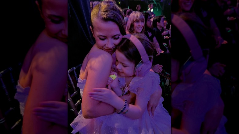 Bindi Irwin och dottern Grace Irwin Powell kramas och sitter i DWTS publik