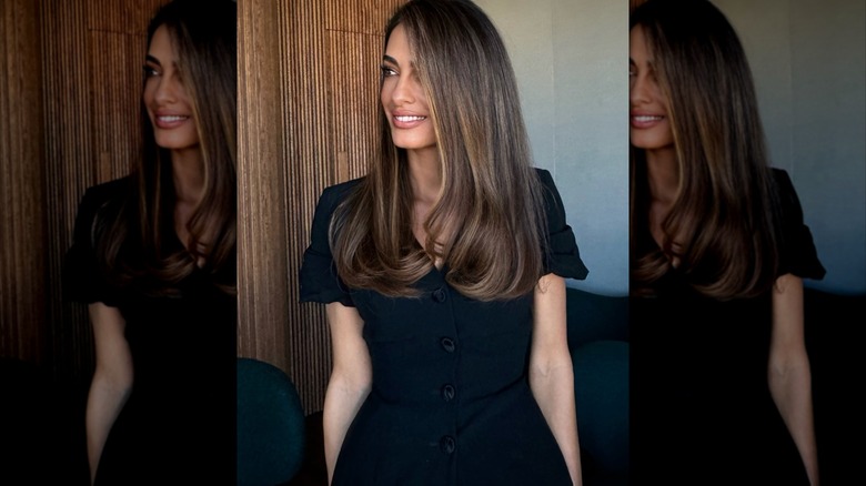 Amal Clooney med mörkbrunt hår klädd i en bubbla