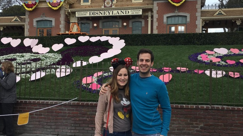 Piper Harmon och Jeb Harmon på Disneyland.