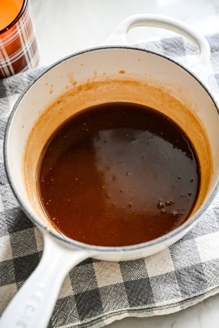 Färdig dadelkolasås i en liten vit kastrull.