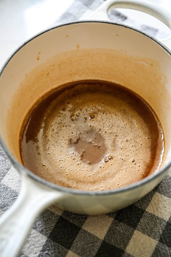 Smör och lönnsirap efter att ha puttrat ihop i 2 minuter.