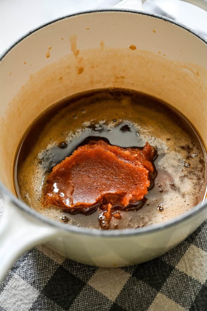 Dadelpasta tillsatt i smör- och lönnsirapsblandningen i grytan.