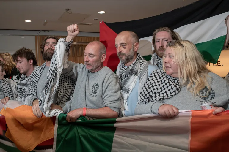 DUBLIN, IRLAND - 23 MAJ: Freedom Flotilla-aktivister poserar innan de avger ett uttalande på Dublins flygplats. Från vänster: Joshua St Leger, Adam Fitzhenry Collier, Cormac O'Daly, Tom Deasy, Luke McMenamin och Tara Sheehy den 23 maj 2026 i Dublin, Irland. Fjorton irländska medborgare var bland de 430 internationella människorättsaktivister som avlyssnas av den israeliska militären på internationellt vatten när de seglade med den globala sumudflottiljen för att bryta blockaden mot Gaza. Efter intensiva internationella diplomatiska påtryckningar deporterades den irländska delegationen från Israel till Turkiet den 21 maj 2026 (Foto: Natalia Campos/Getty Images)