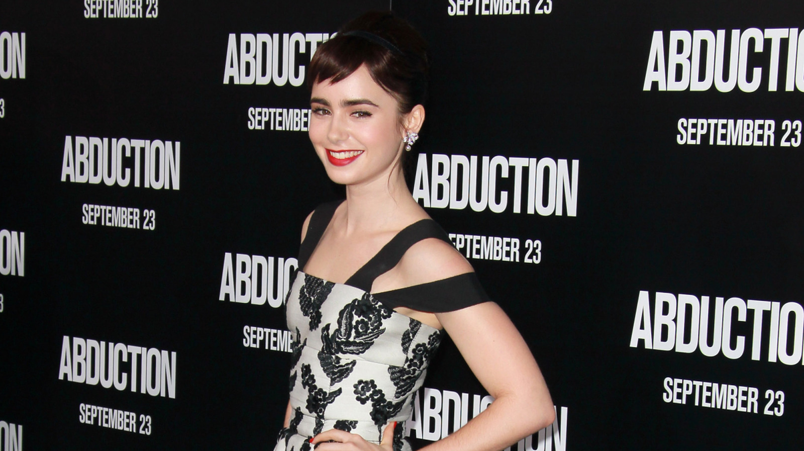 10 gånger Lily Collins kanaliserade Audrey Hepburn inför att spela den legendariska stjärnan