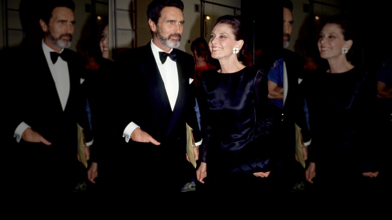 Audrey Hepburn på Tony Awards iklädd en mörkblå satinklänning.